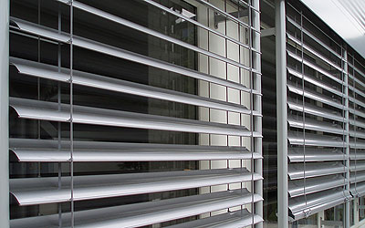 Plastové vs. hliníkové vchodové dveře – co vybrat do rodinného domu?